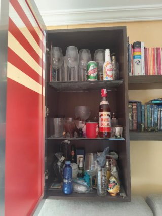 Vitrina y baldas salón madera y cristal