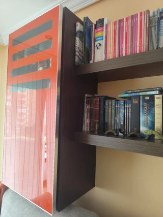 Vitrina y baldas salón madera y cristal