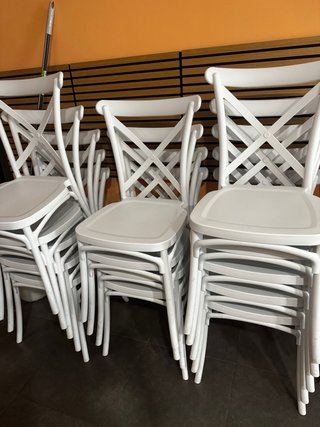 Sillas blancas apilables estilo cruz  para eventos