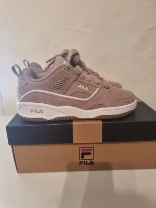 Zapatillas Fila Grises y Blancas