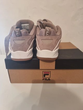 Zapatillas Fila Grises y Blancas