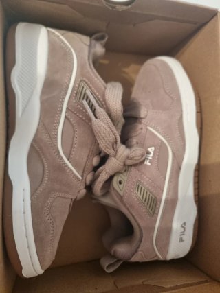 Zapatillas Fila Grises y Blancas