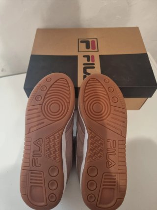 Zapatillas Fila Grises y Blancas
