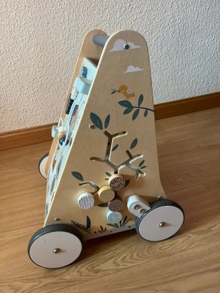Correpasillos de madera con actividades