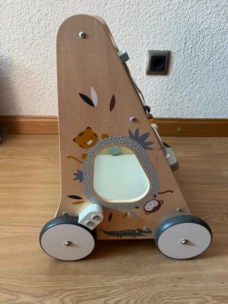 Correpasillos de madera con actividades