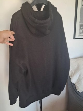 Sudadera Negra con Estampado de Setas