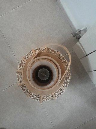 Lámpara de pie de ratán y madera