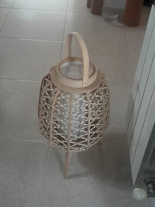 Lámpara de pie de ratán y madera