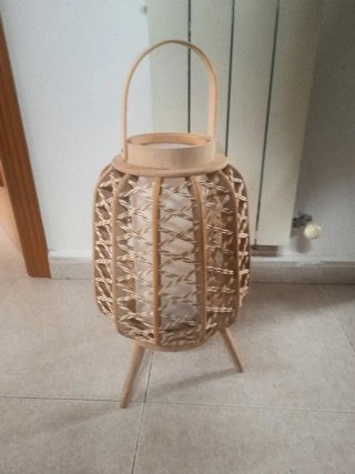 Lámpara de pie de ratán y madera