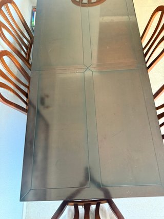 Mesa de comedor de madera oscura con sillas