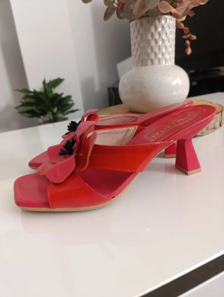 Sandalia Hispanitas Mule Flor Roja Talla 38