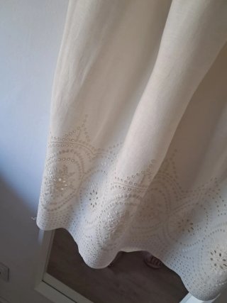 Vestido beige con cenefa