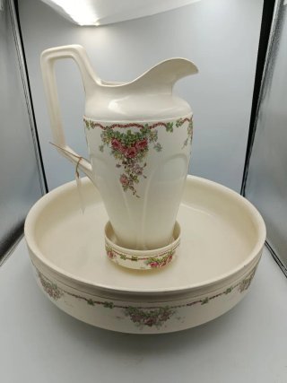 JOFAINA CON JARRA Y DECORACIÓN FLORAL