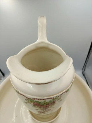 JOFAINA CON JARRA Y DECORACIÓN FLORAL