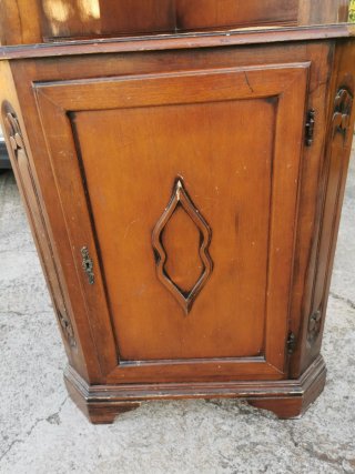 Mobile ad angolo in legno con vetri