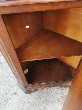 Mobile ad angolo in legno con vetri