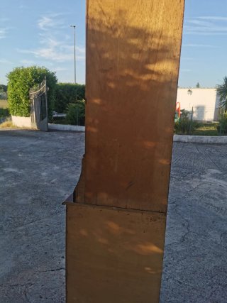 Mobile ad angolo in legno con vetri