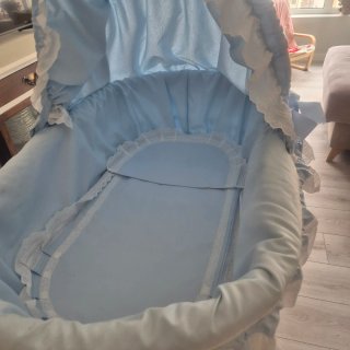 Minicuna de mimbre con capota azul