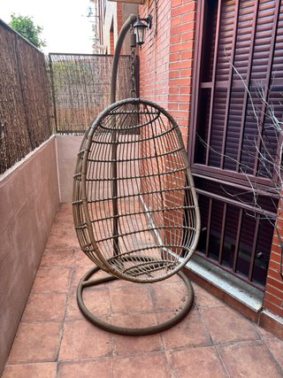 Sillón huevo exterior con cojines beige