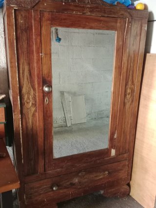 Armario de madera con espejo