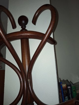 Perchero de madera curvo
