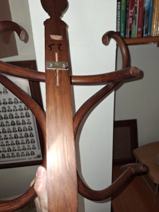 Perchero de madera curvo