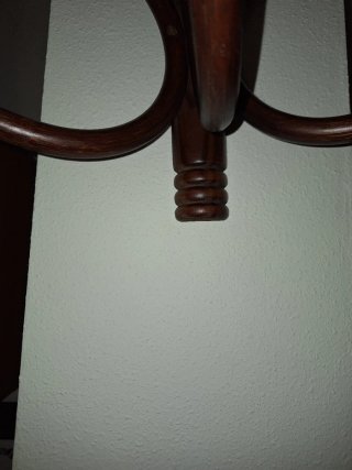 Perchero de madera curvo