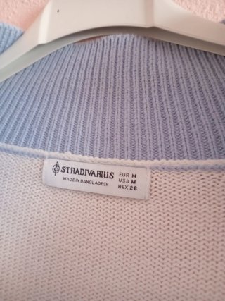 Chaqueta azul y blanca con cremallera
