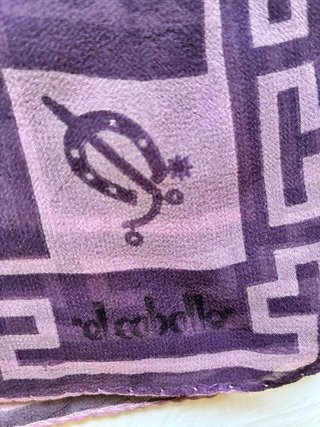 Pañuelo morado con estampado geométrico