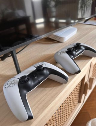 Playstation 5 Digital Edition + 2 Mandos