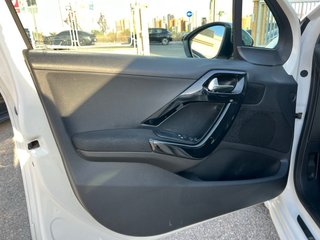 Peugeot 208 / Gasolina / Manual / Año 2015