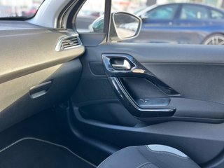 Peugeot 208 / Gasolina / Manual / Año 2015