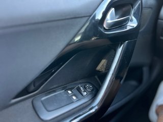 Peugeot 208 / Gasolina / Manual / Año 2015