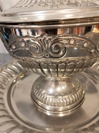 Sopera antigua de plata con bandeja