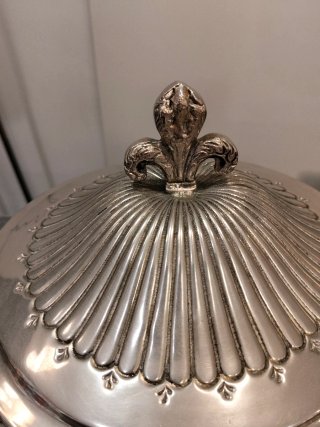Sopera antigua de plata con bandeja