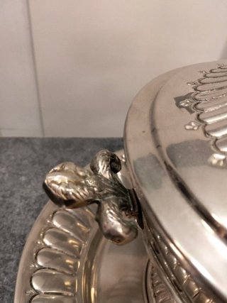 Sopera antigua de plata con bandeja