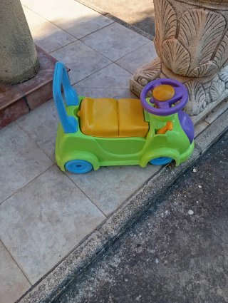 Correpasillos infantil verde y amarillo