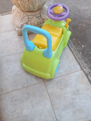 Correpasillos infantil verde y amarillo