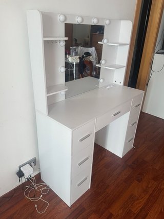 Tocador blanco con espejo y luces LED