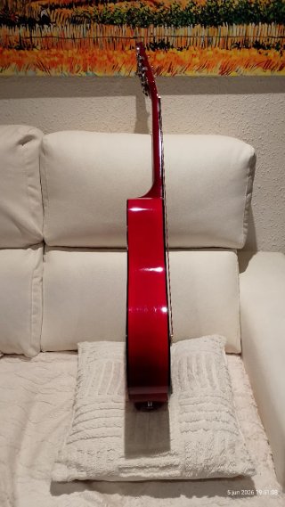 Guitarra Acústica Roja y Negra