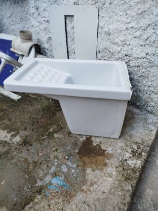 Pila de lavadero con patas