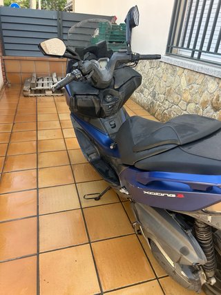 Kymco Nikon 400 Maxi Scooter