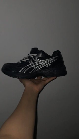 Zapatillas Asics Negras y Plateadas