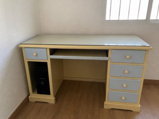 Escritorio de madera y cristal