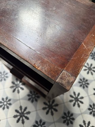 Mesita de noche de madera
