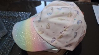 Berrettino per bambini con unicorni e arcobaleno
