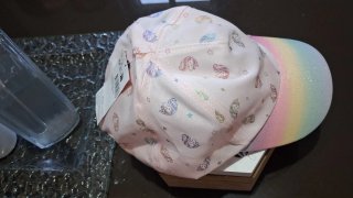 Berrettino per bambini con unicorni e arcobaleno