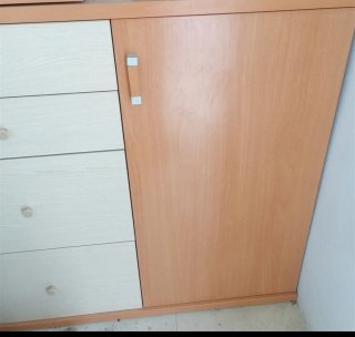 Cajonera de madera y beige Con una puerta