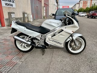 Honda VFR 750 Blanca
