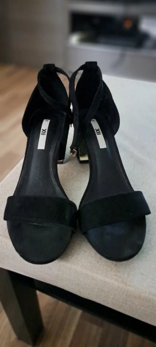Sandalias negras tacón dorado